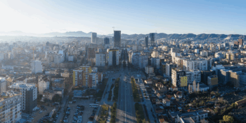 Shkak betoni, si temperaturat ndryshojnë 6 gradë nga lagjja në lagje në Tiranë